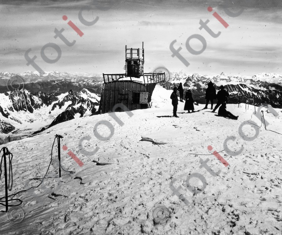 Gipfel des Mont Blanc mit Observatorium, Fernsicht nach Nordost ; Summit of Mont Blanc with observatory, distant view to northeast (simon-73-056-sw.jpg)